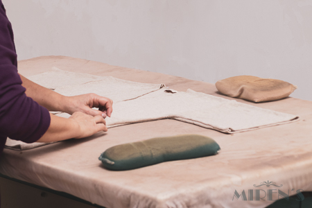 Manos planchando una prenda