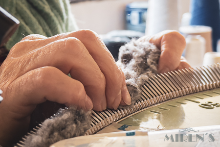 Manos en una remallosa